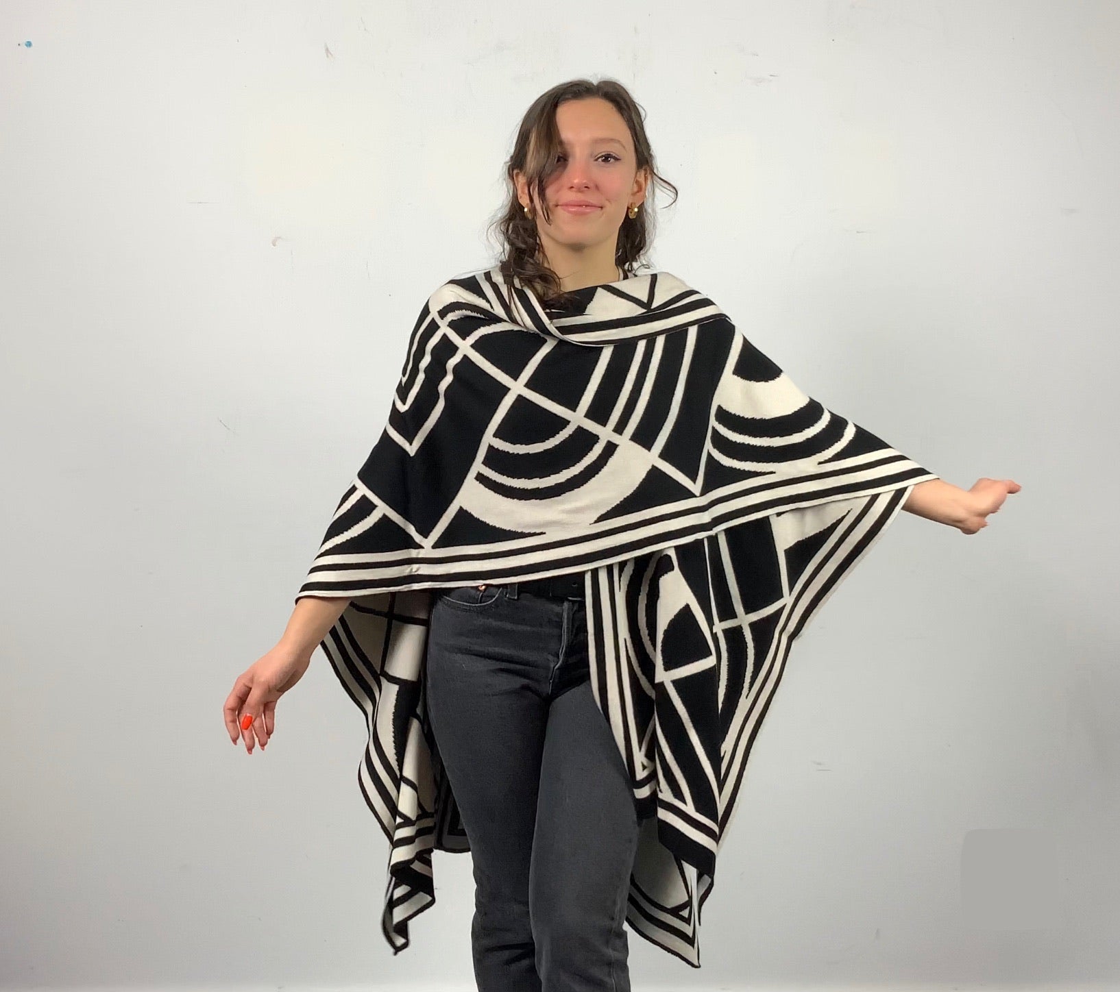 Deco Cape Black & Cream