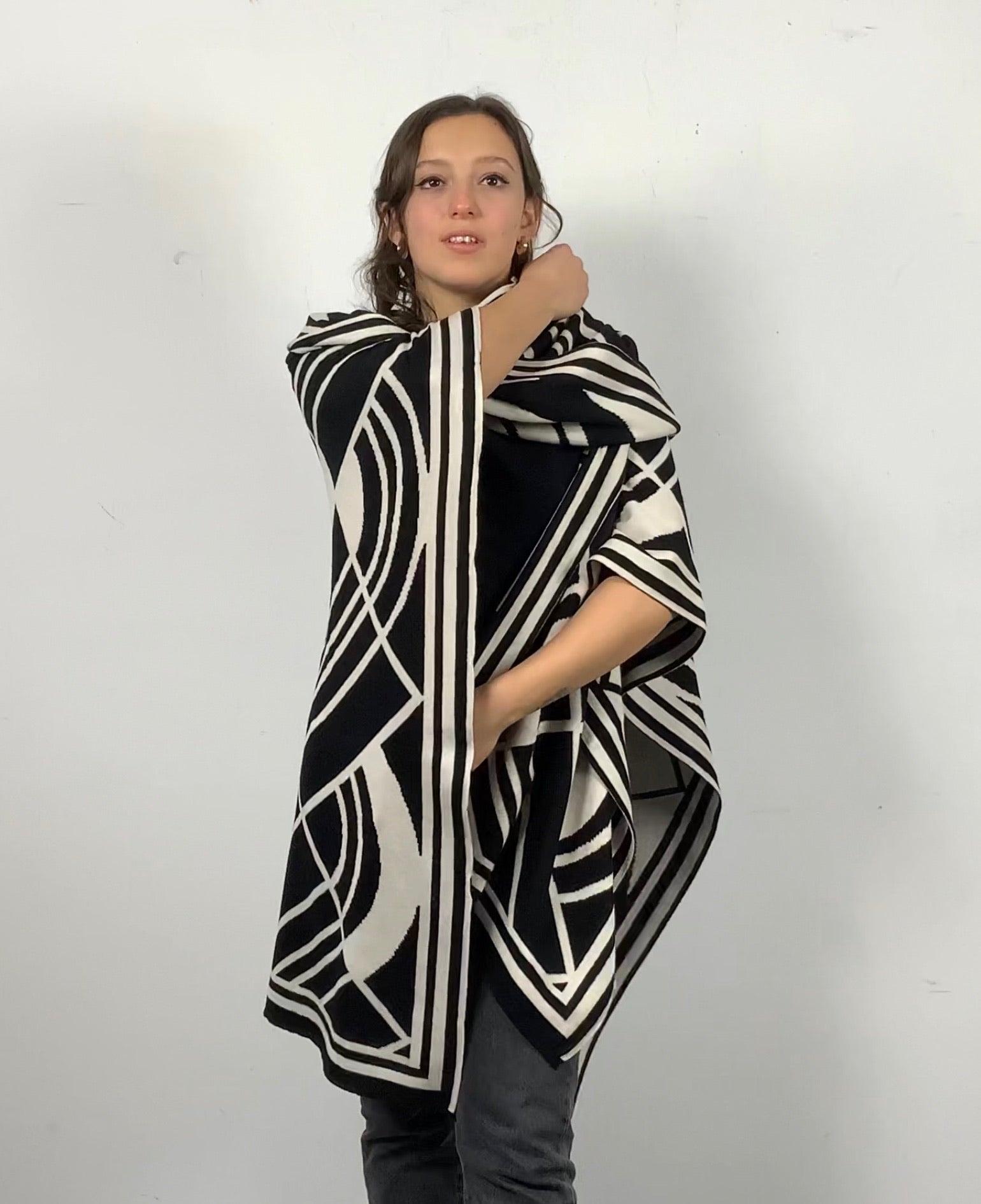 Deco Cape Black & Cream